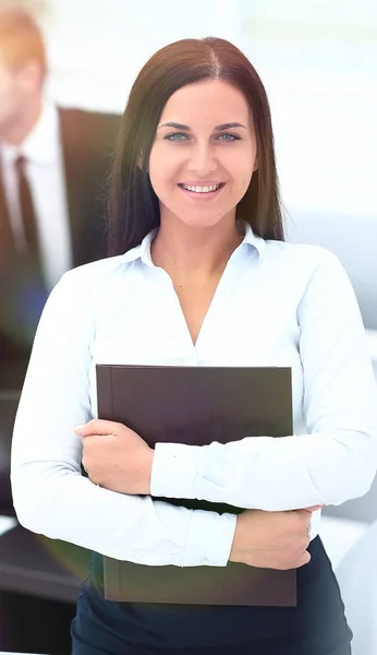 Sorridente assistente feminina com documentos — Fotografia de Stock