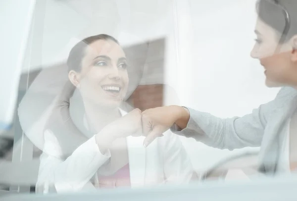 Hinter der Glasscheibe. Kollegen feiern ihren Erfolg — Stockfoto