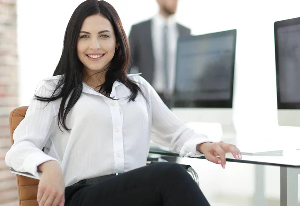 Erfolgreiche junge Geschäftsfrau am Arbeitsplatz — Stockfoto