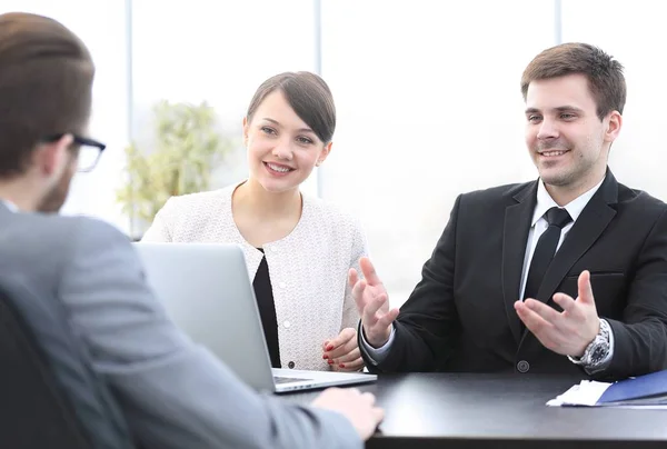 Funcionários se comunicam com o cliente no escritório — Fotografia de Stock