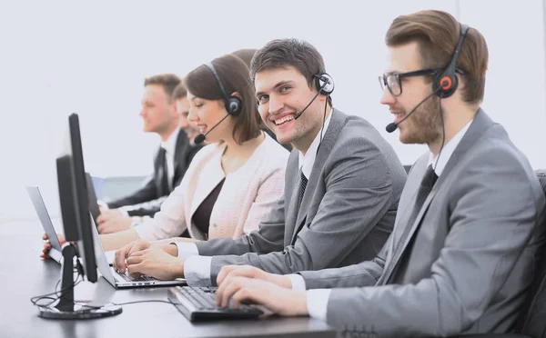 Call center de funcionários com fone de ouvido no local de trabalho — Fotografia de Stock