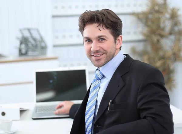 Closeup.handsome homme d'affaires assis dans ce bureau — Photo