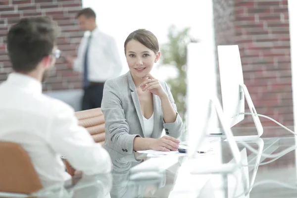 Erfolgreiche Geschäftsfrau im Büro — Stockfoto