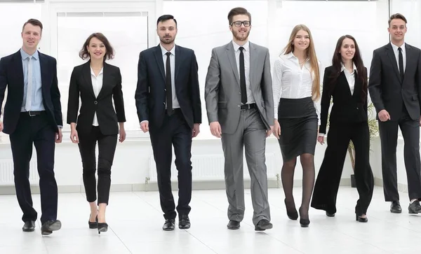 Vista dal basso. team di lavoro a piedi in avanti — Foto Stock