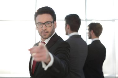 arka view.a grup ofis pencereden dışarı bakarak iş ortakları