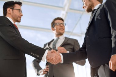 up.business insanlar el sıkışan kapatın