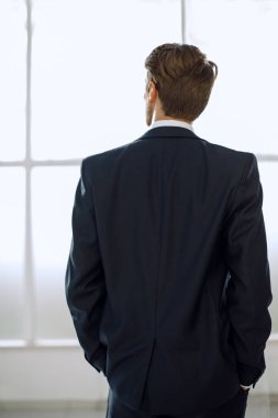 arka view.business adam ofis pencereden dışarı bakar