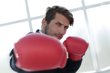 Boks eldivenleri ile iş adamı ayakta duruş