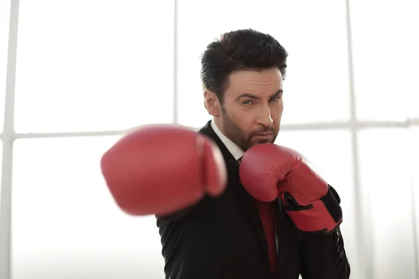 Close up.confident hombre de negocios en guantes de boxeo . — Foto de Stock