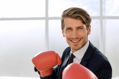 Boks eldivenleri ile iş adamı ayakta duruş