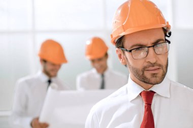 up.Portrait bulanık arka plan üzerinde emin mimar kapatın