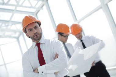 up.engineer Builder koruyucu bir kask içinde kapatın
