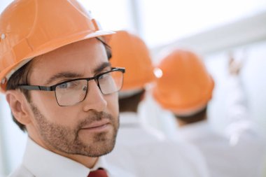 up.Business adam koruyucu bir kask içinde kapatın