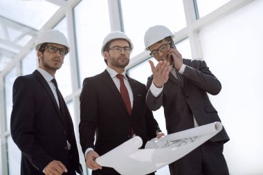 Yeni binayı işadamları ve mimarlar denetliyor.