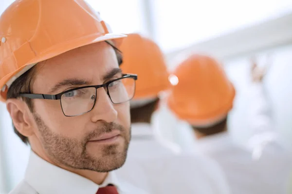 Close up.business homem em um capacete protetor — Fotografia de Stock