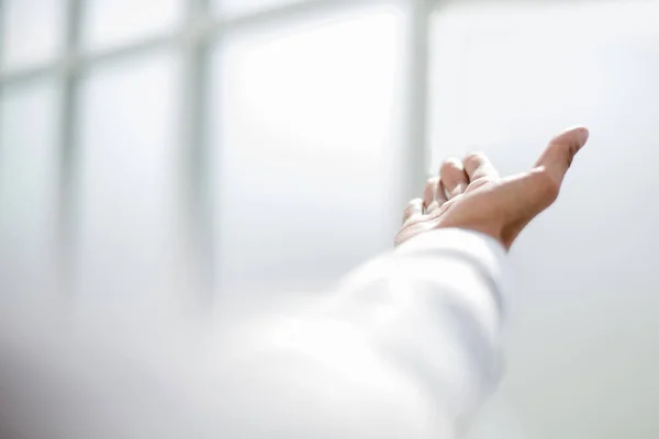 Close up.the Hintergrundbild eines Geschäftsmannes zeigt auf das Fenster — Stockfoto