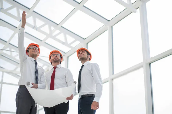 Architect shows the customer a new building — Stock Photo, Image