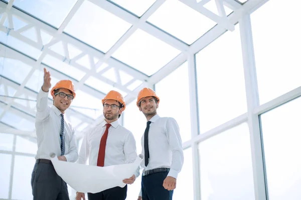 Architect shows the customer a new building — Stock Photo, Image