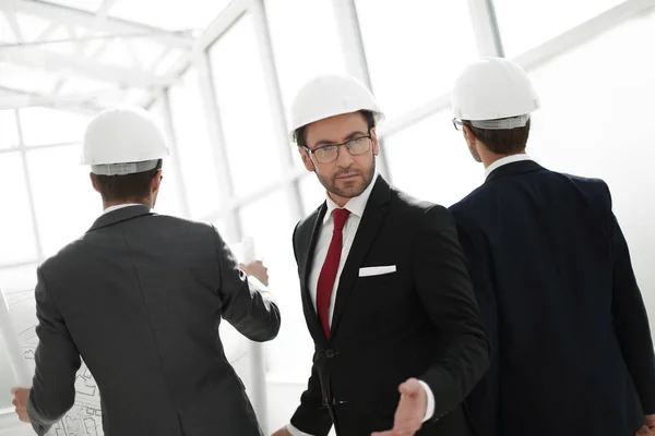 Vista posteriore.ritratto dell'architetto sullo sfondo dell'ufficio in vetro — Foto Stock