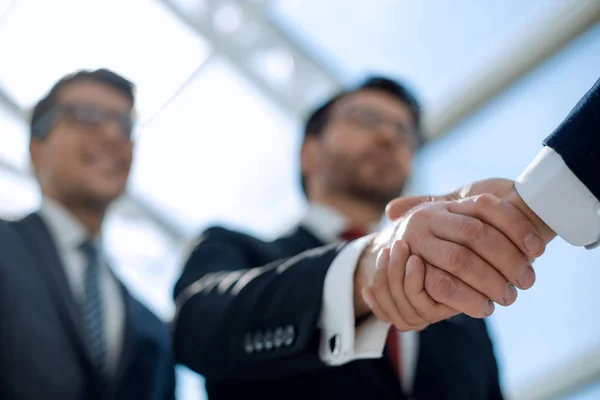 Stäng up.handshake affärsmän. — Stockfoto