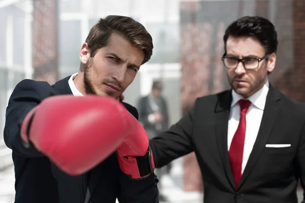 Юрист в боксёрских перчатках и его начальник — стоковое фото