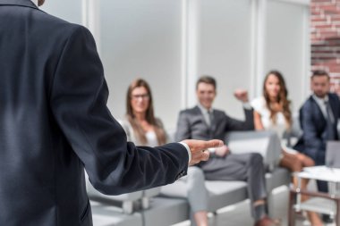 İş adamı iş ekibiyle bir toplantı yapıyor..