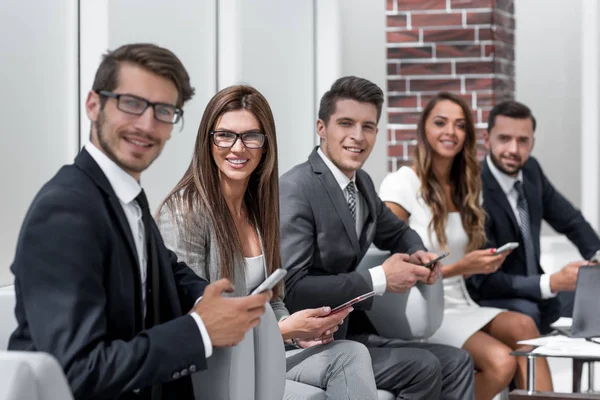Business colleagues with their smartphones in the workplace — Stock Photo, Image