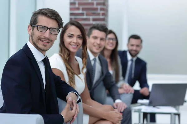 Empresário e equipe de negócios no local de trabalho . — Fotografia de Stock