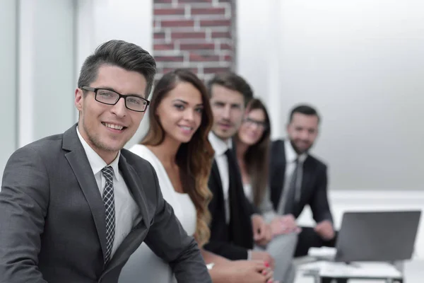 Uomo d'affari e team aziendale sul posto di lavoro . — Foto Stock