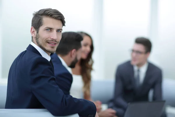 Ritratto di un uomo d'affari di successo sullo sfondo dell'ufficio — Foto Stock