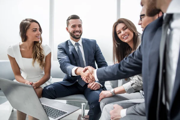 Lächelnder Geschäftsmann beim Händeschütteln mit seiner Partnerin — Stockfoto