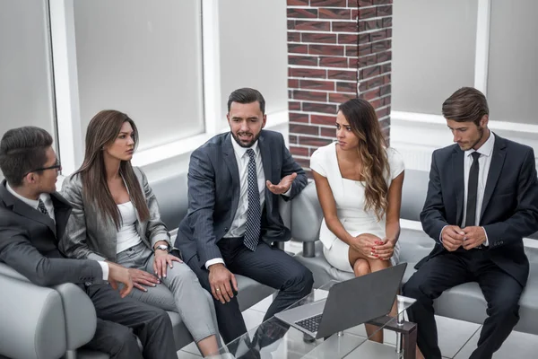 Hombre de negocios le dice al equipo sobre los problemas — Foto de Stock