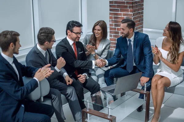 Colegii de afaceri se salută reciproc la o întâlnire informală — Fotografie, imagine de stoc