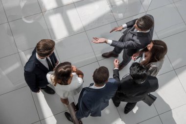 Üst Manzara. Bir grup iş adamı sorunları tartışıyor.