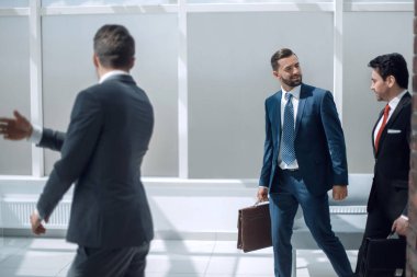 iş takım office koridor yürüyor