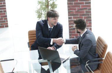 iki başarılı iş adamları arasında el sallamak