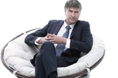 Yorgun iş adamı büyük bir rahat sandalyede oturuyor