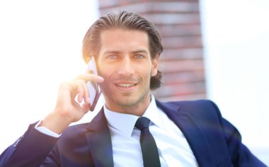 İş adamı akıllı telefondan konuşuyor..