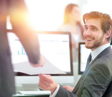 iş raporları bir bilgisayarda çalışan iş adamı