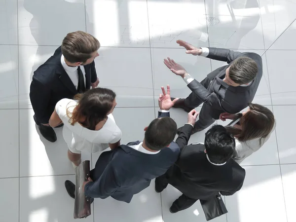 Ansicht von oben. eine Gruppe von Geschäftsleuten diskutiert Probleme. — Stockfoto