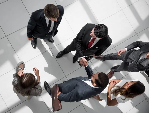 Bovenaanzicht. handdruk zakenpartners op de vergadering — Stockfoto