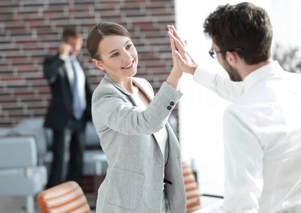 Colleghi di lavoro per mostrare la loro vittoria — Foto Stock