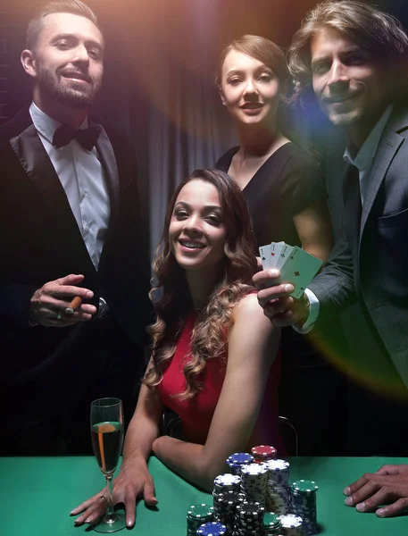 Freunde der Oberschicht spielen im Casino. — Stockfoto