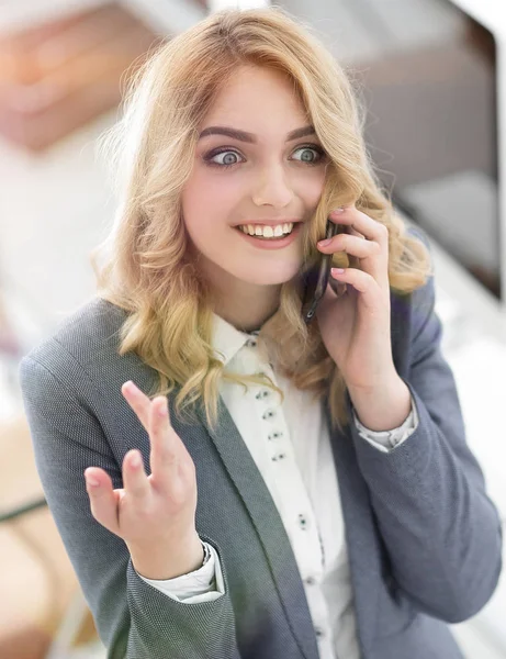 Empleado feliz está hablando en el teléfono inteligente — Foto de Stock
