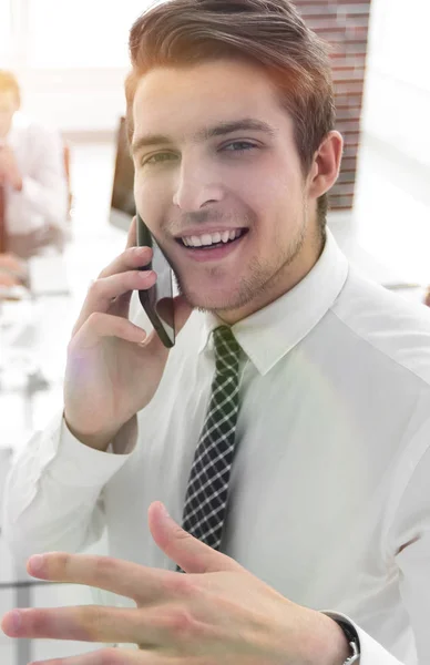 Closeup.businessman falando no smartphone — Fotografia de Stock