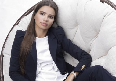 düşünme, yuvarlak bir sandalyede oturuyor iş kadını