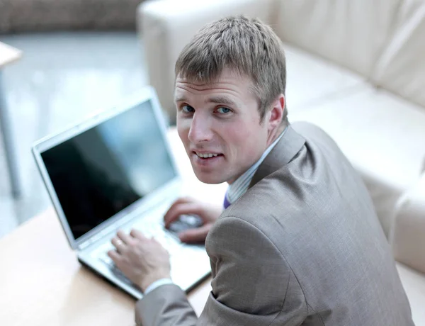 Ovanifrån av unga mannen i kostym kostym arbetar på bärbar dator — Stockfoto