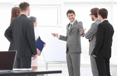 iş takım yeni proje tanıtımı için hazırlar