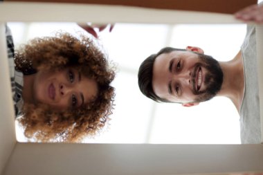 Kutunun içini arıyor yeni evliler altından göster.