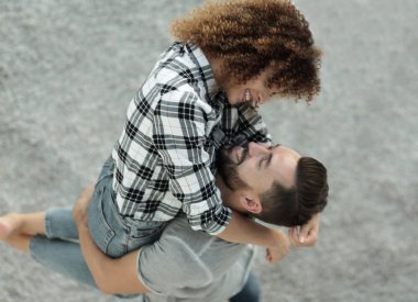 mutlu genç çift yeni daire exulting